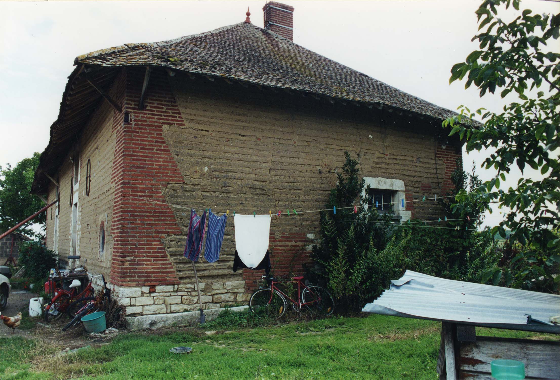 Détail du chaînage d'angle en brique et du soubassement en pierre