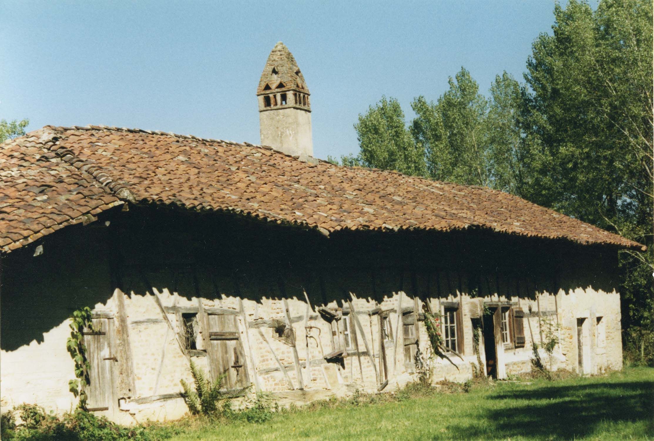 Façade est ; construction à pans de bois