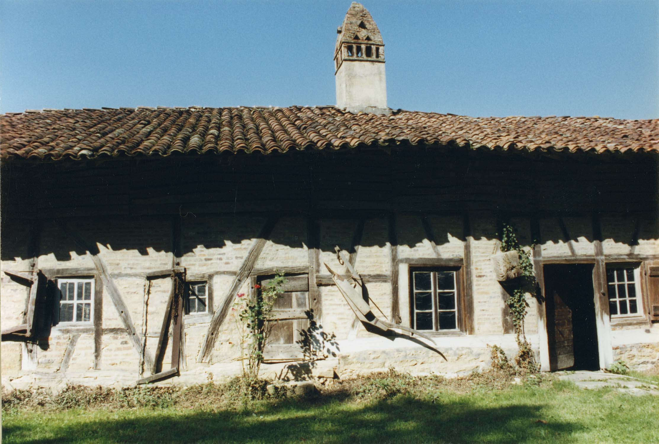 Partie sud de la façade est ; construction à pans de bois