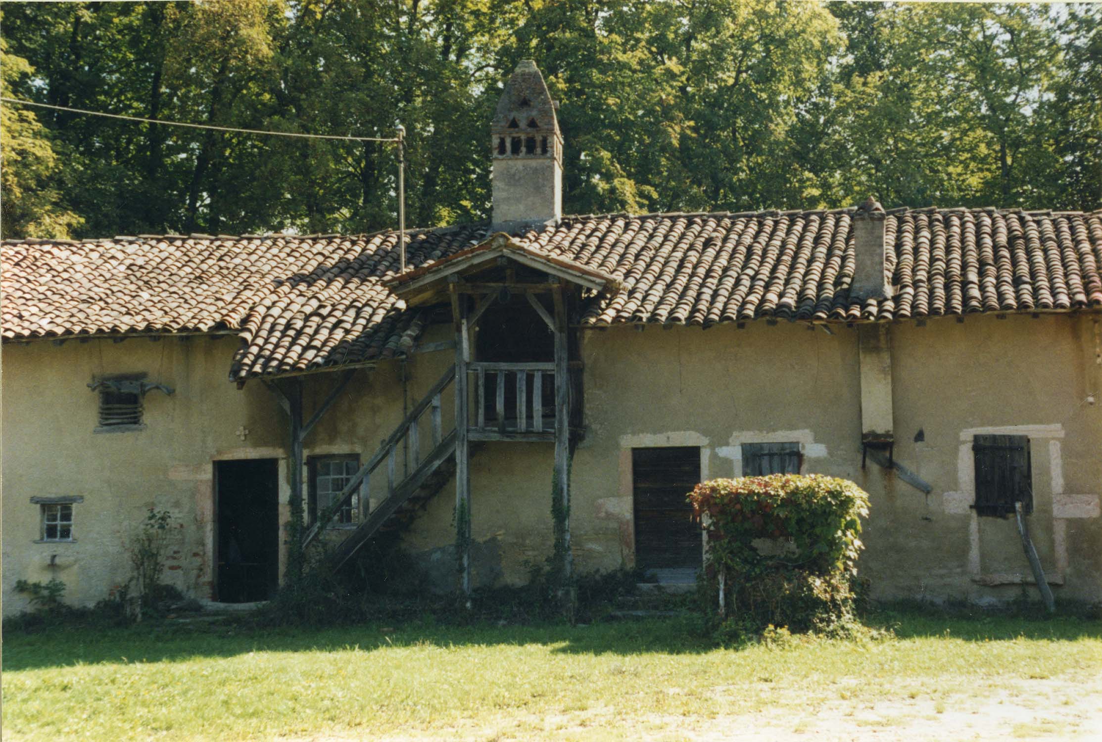 Façade ouest, escalier menant au grenier et cheminée sarrasine ; construction à pans de bois