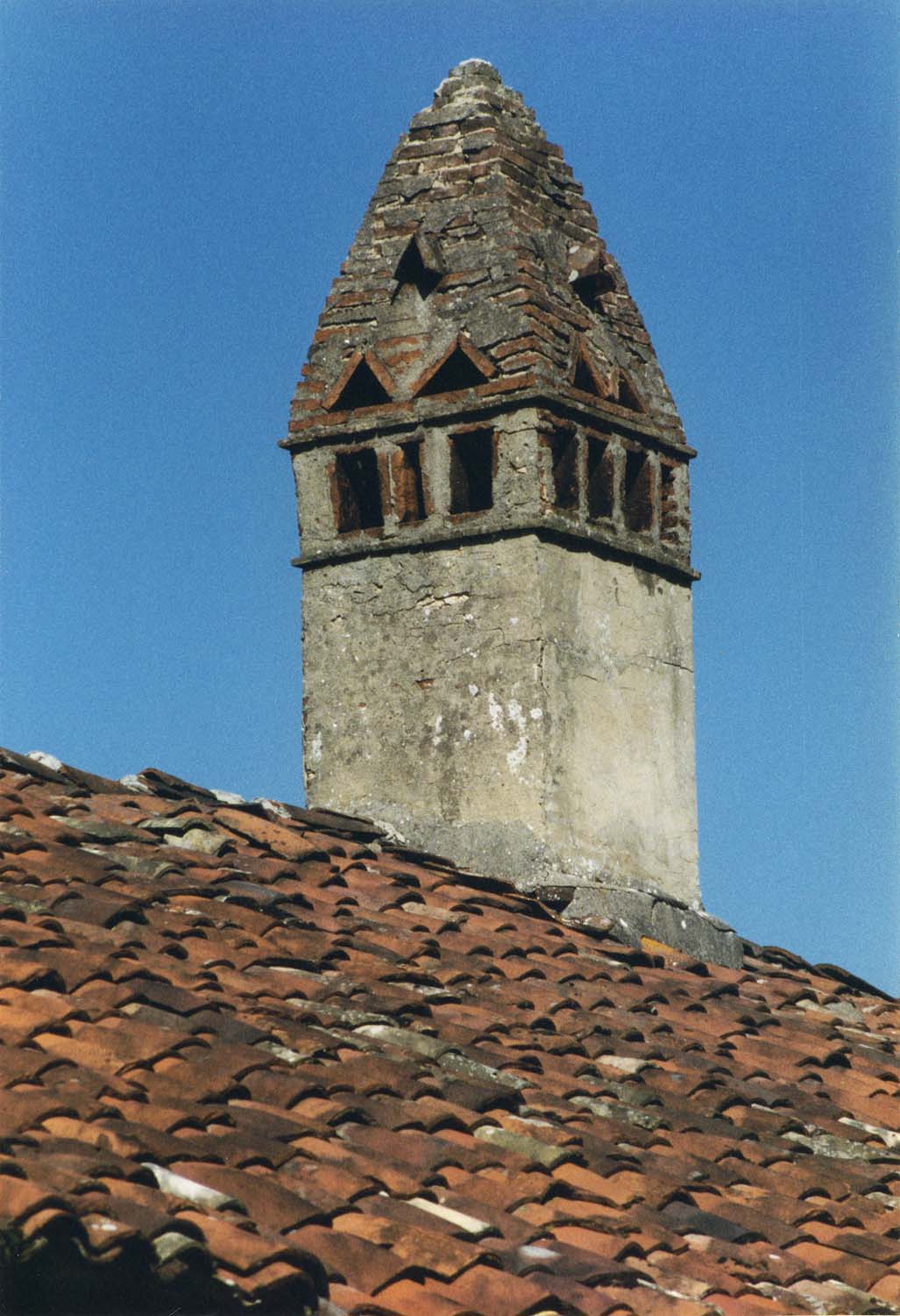 Mitre de la cheminée sarrasine en brique enduite dans la partie basse