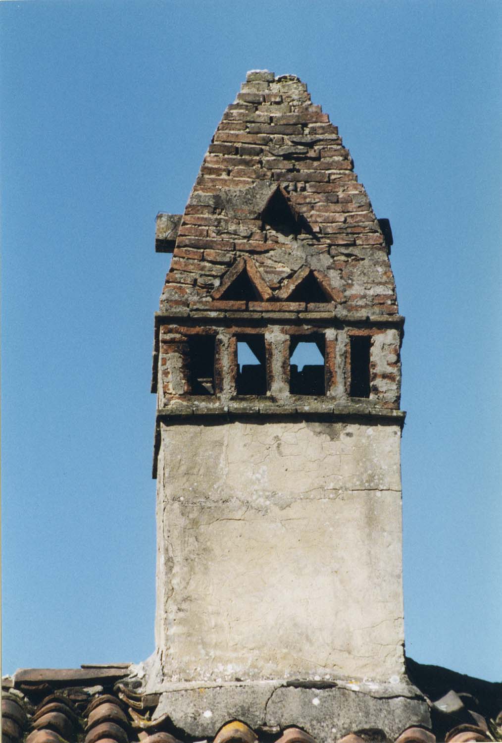 Vue de face de la mitre de la cheminée sarrasine