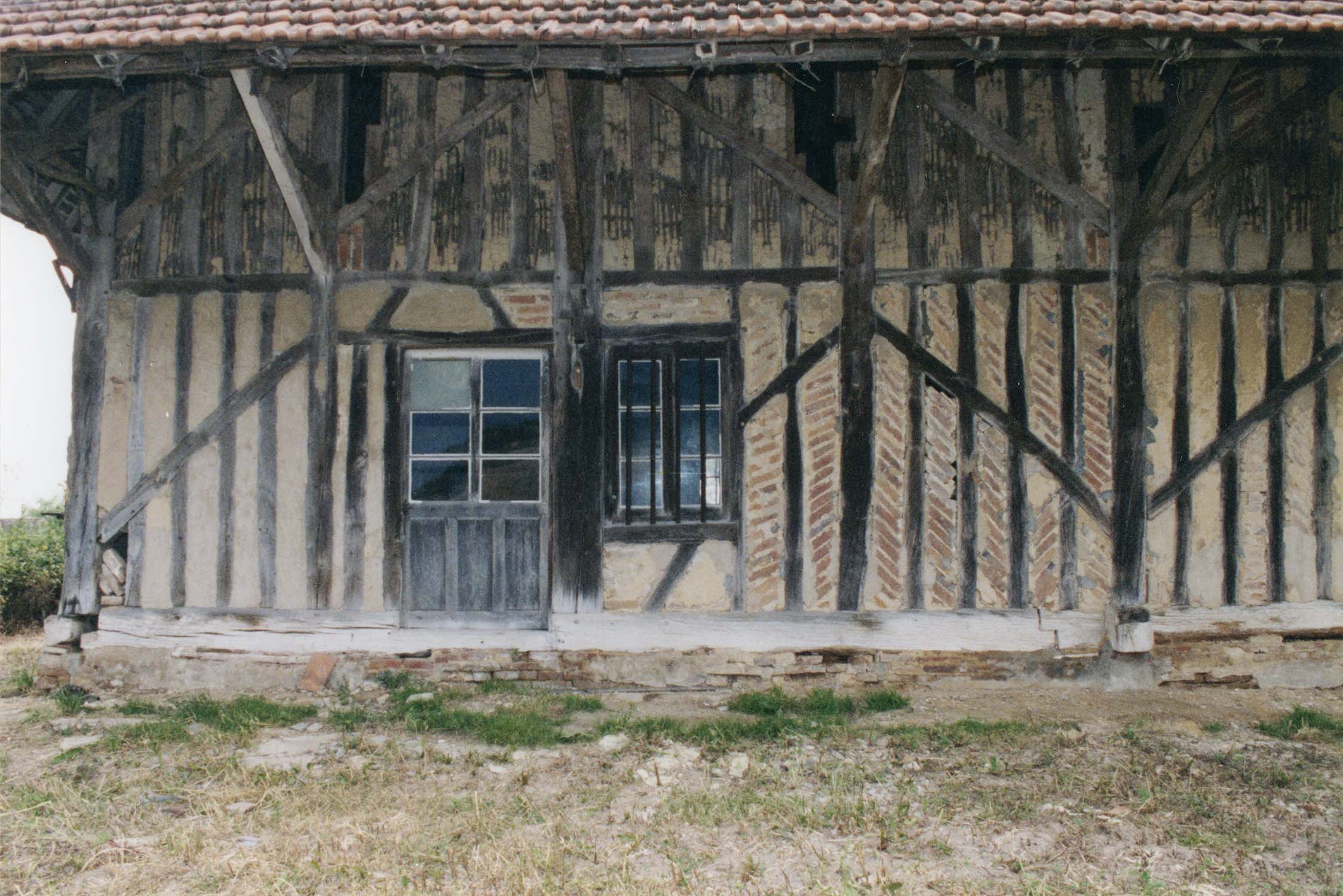 Partie nord de la façade ouest ; construction à pans de bois