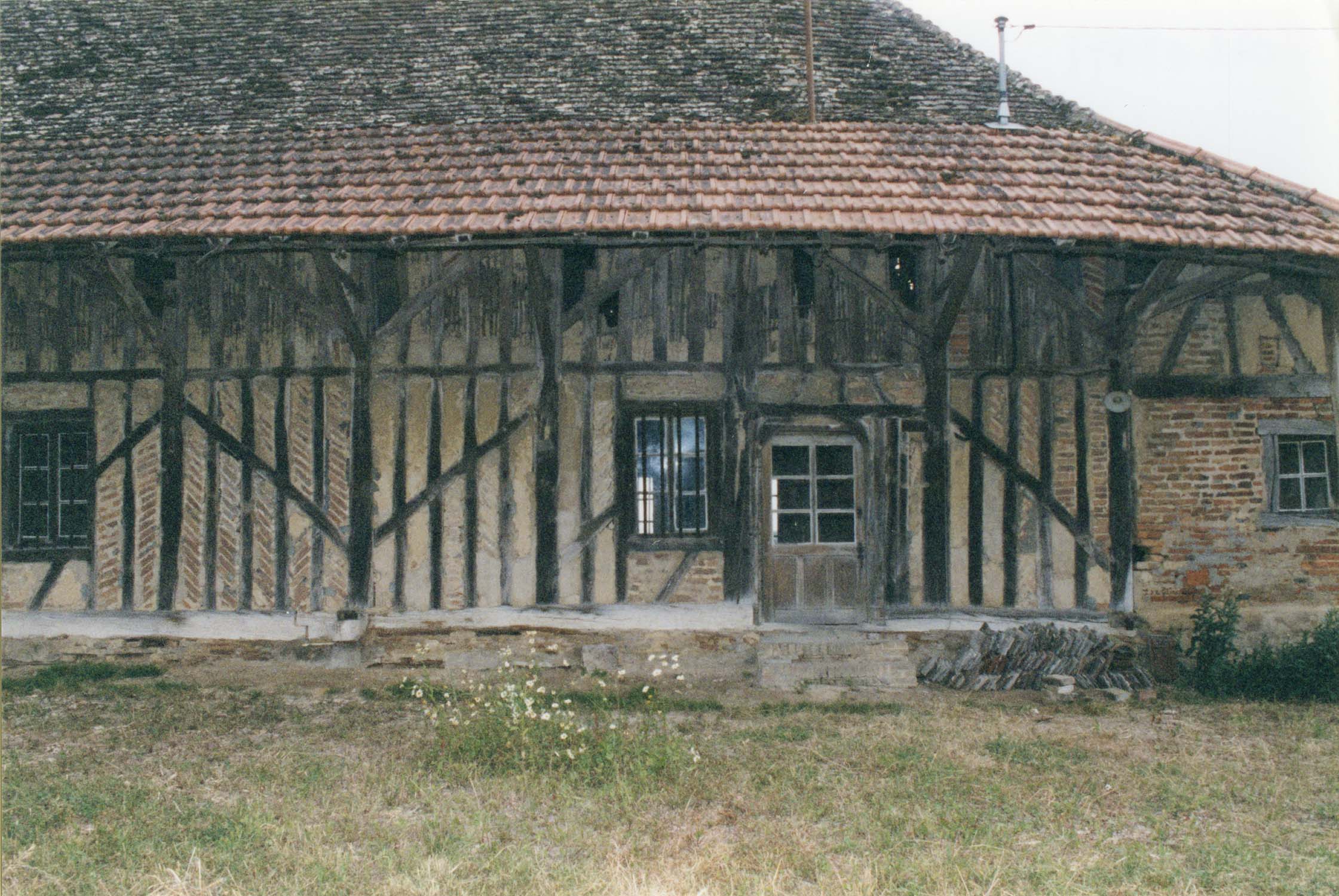 Partie sud de la façade ouest ; construction à pans de bois