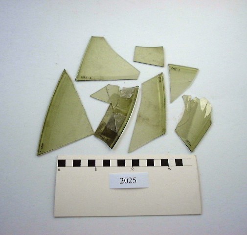 Fragments de verre (6) provenant d’un plateau de verre circulaire, ayant servi à remplacer une vitre