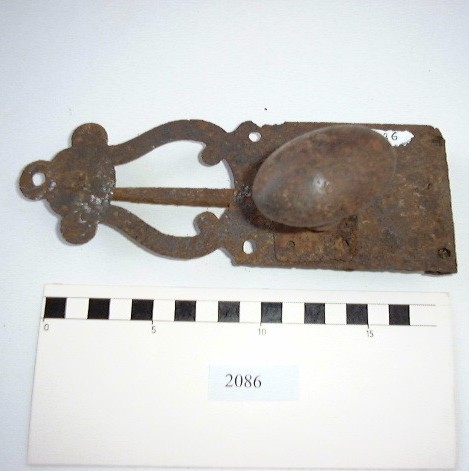 Loquet à bascule en fer découpé et repercé