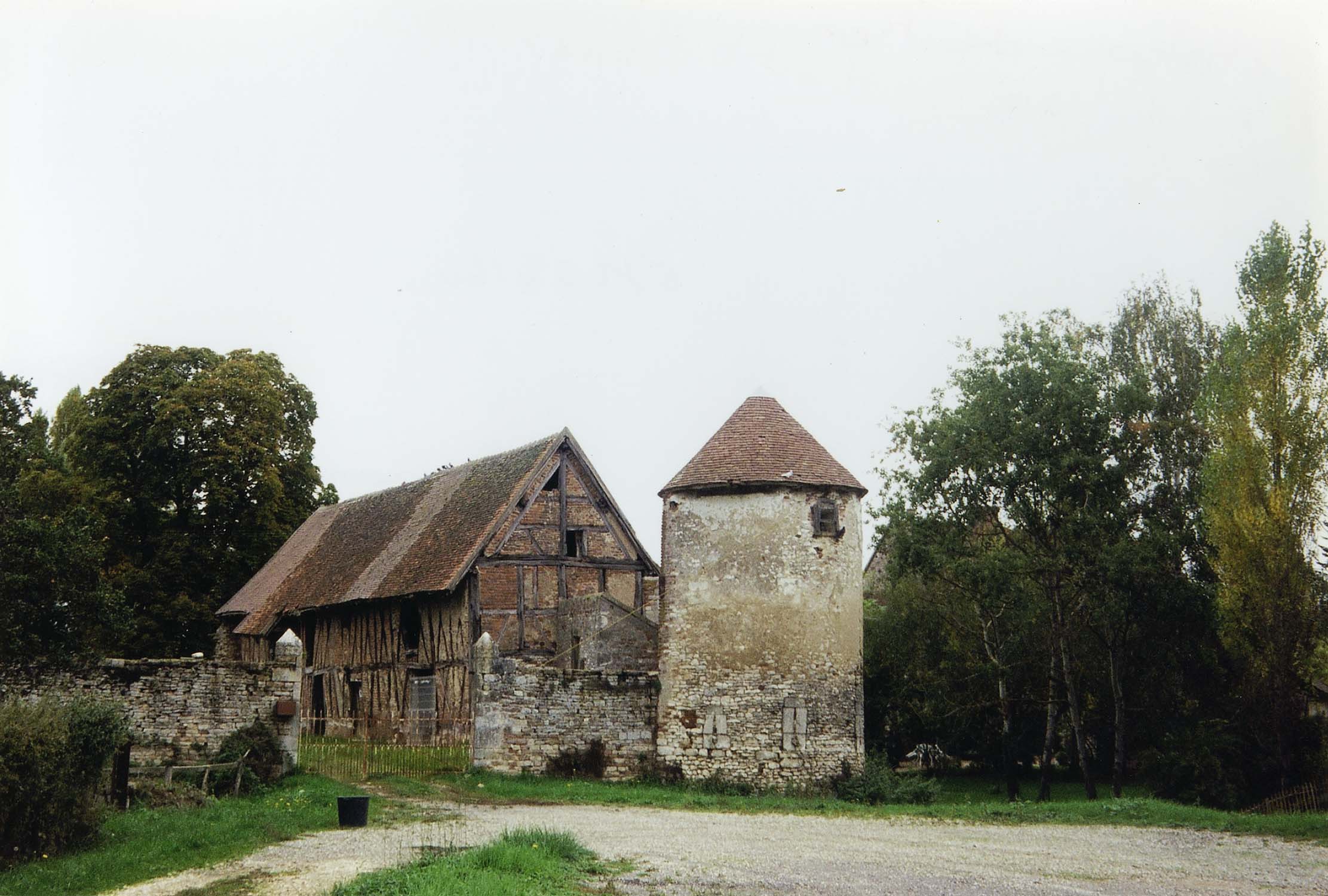 Communs du château, vue d'ensemble