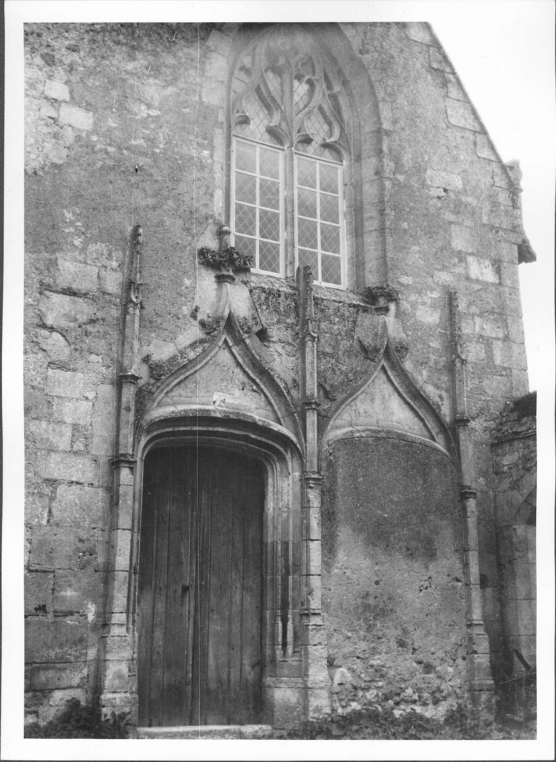 Partie originelle du mur pignon antérieur ; porte