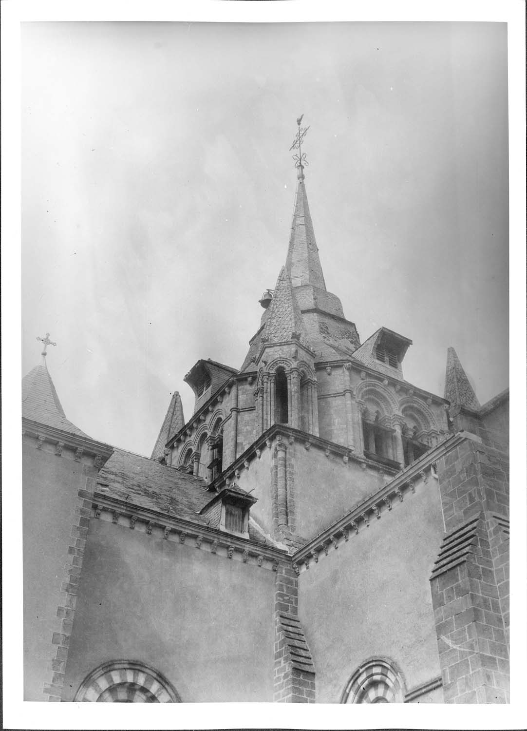 Clocher à base octogonale percé de fenêtre géminées, clocheton aux angles, côté sud-ouest