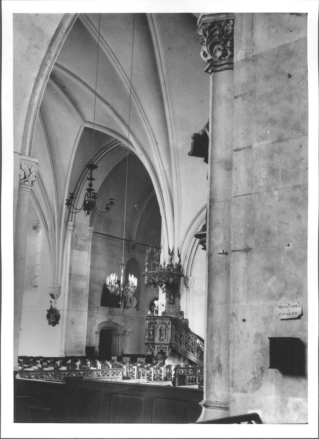 Intérieur, vue vers le transept sud ; voûtes d’ogives