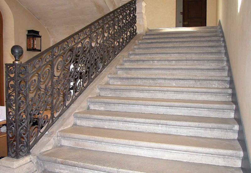 Escalier entre le rez-de-chaussée et le 1er étage. 2e volée