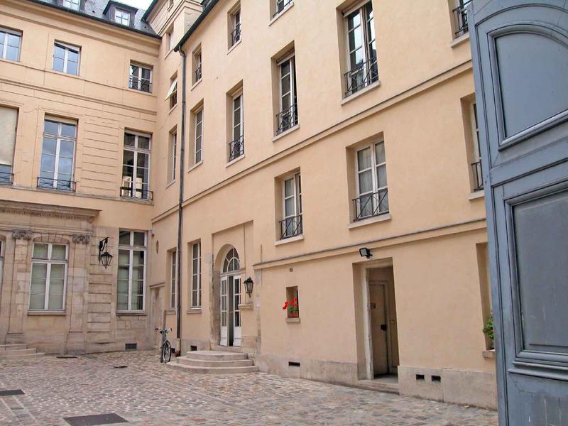 Petit escalier. Hôtel de Vigny, façade est