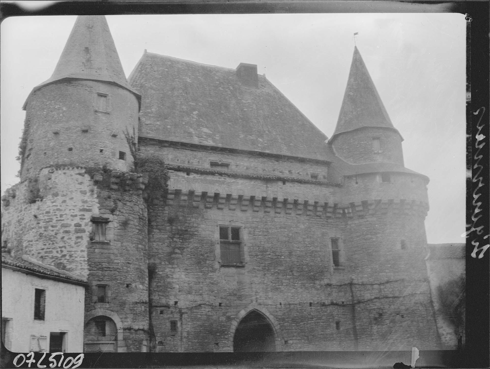 Donjon, façade sur cour