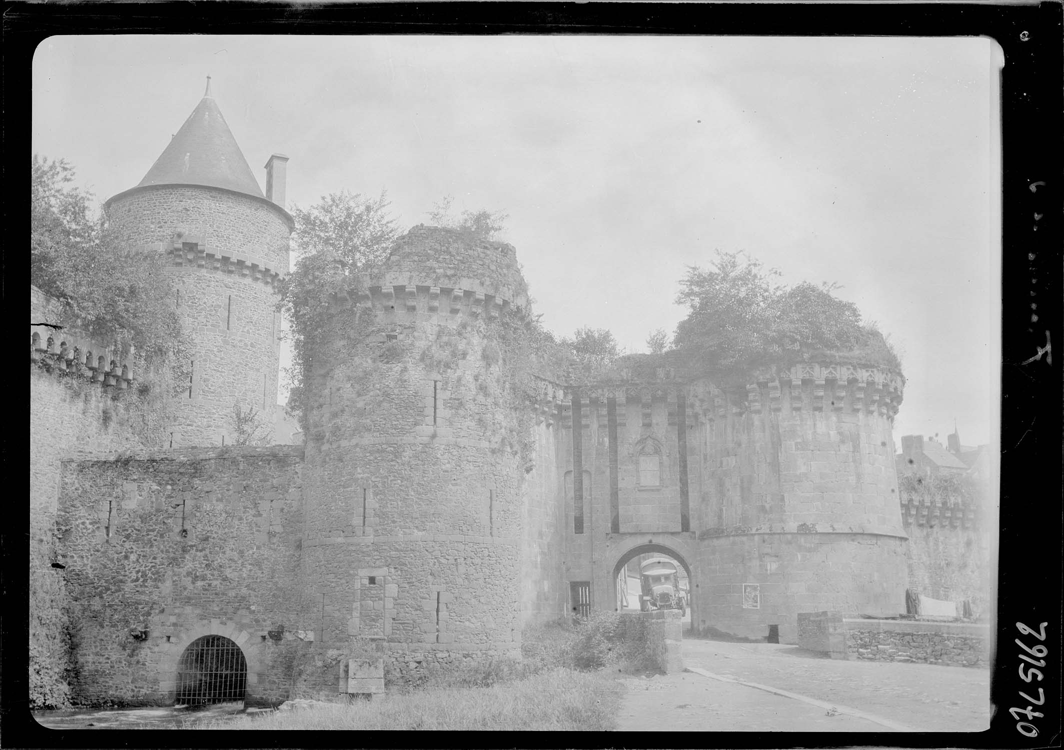 Porte de ville et fortifications