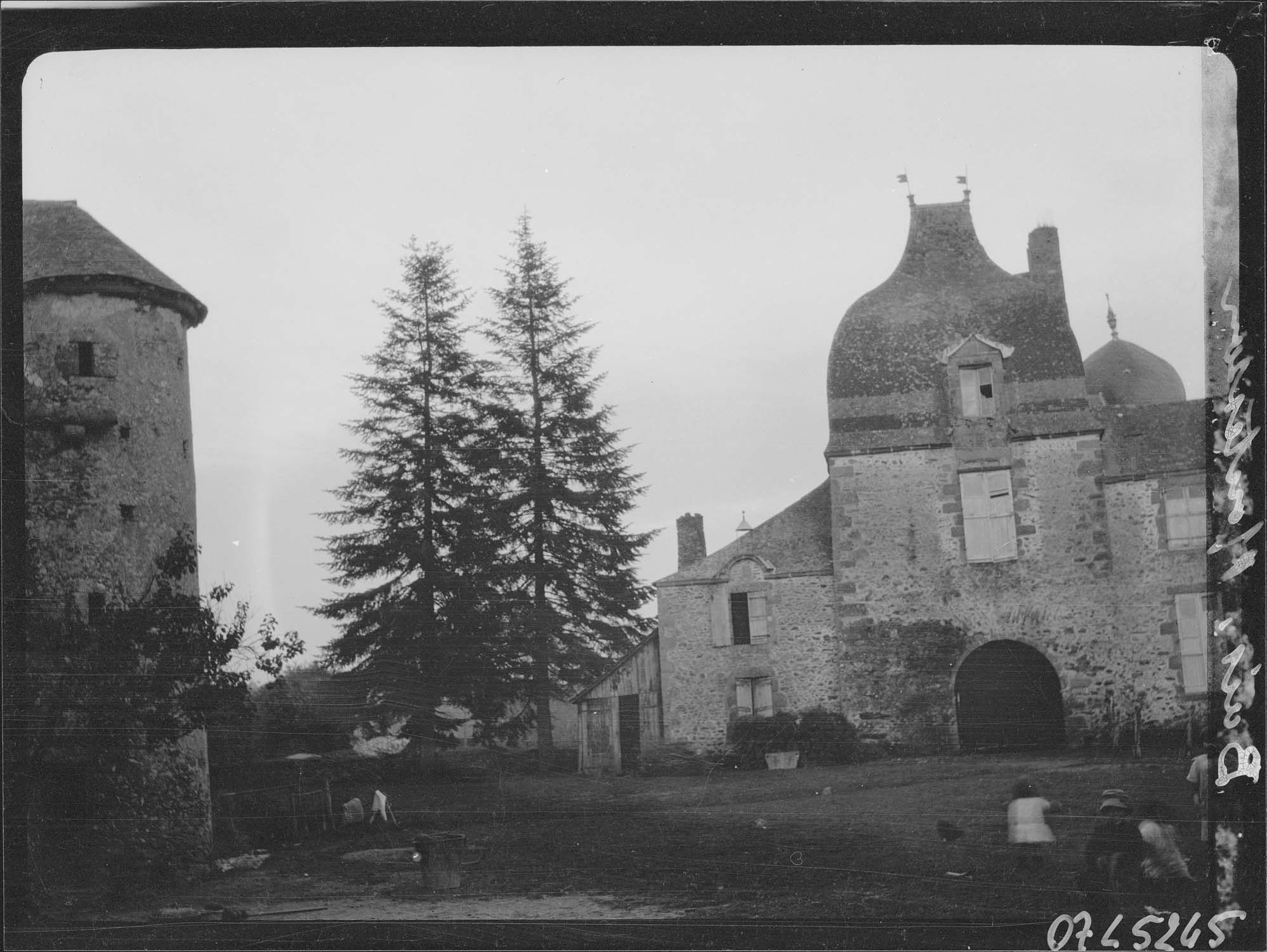 Proche d'entrée côté cour