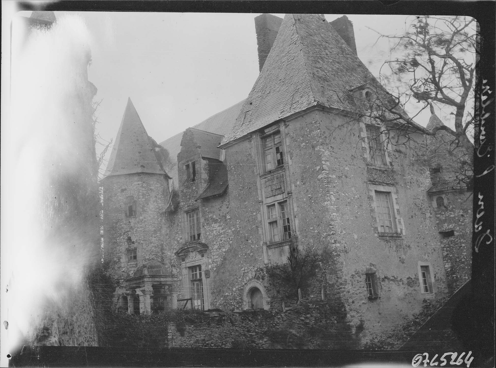 Ensemble est de l'enceinte et façade sud-est du corps de logis vus depuis la rive