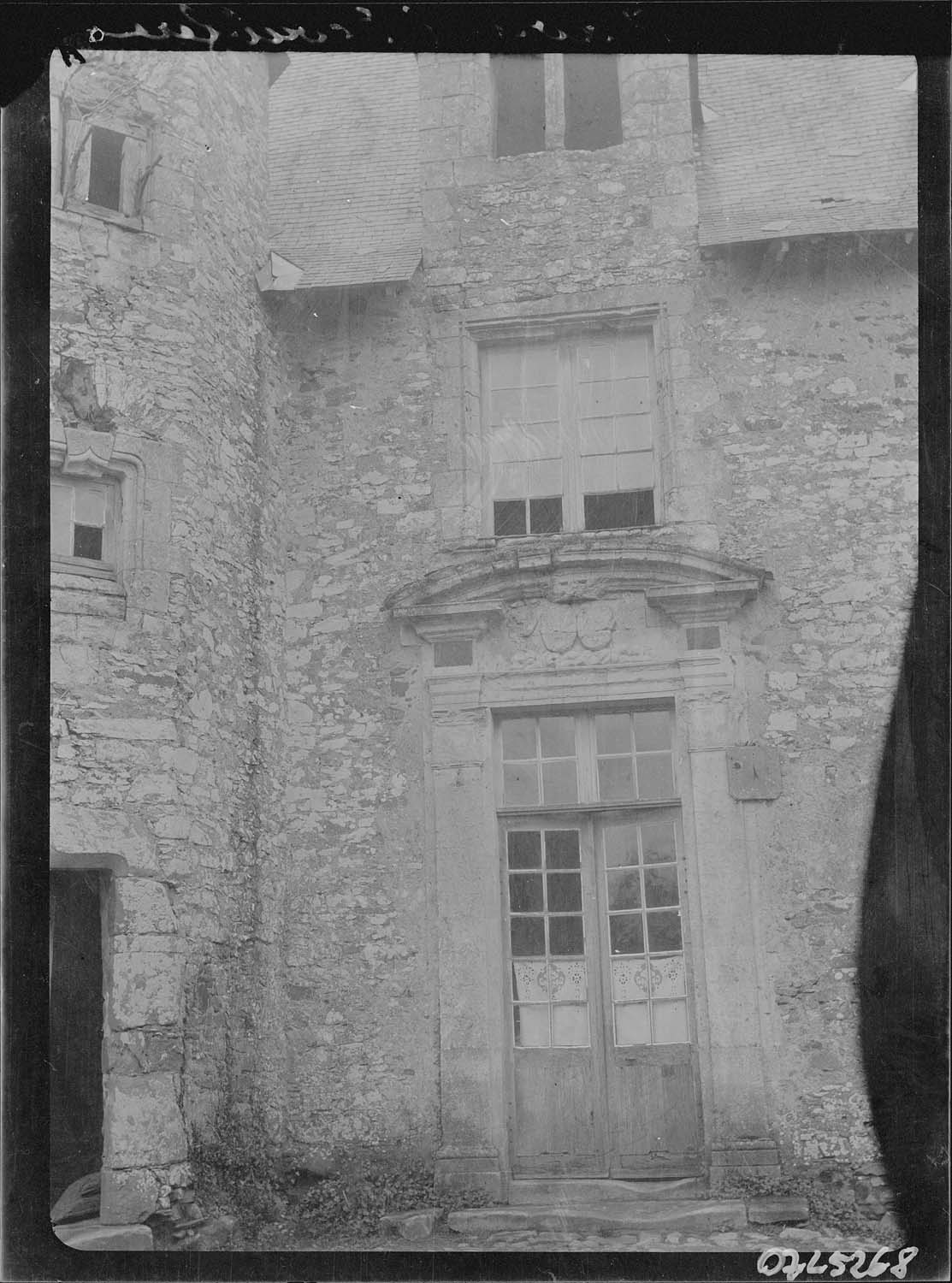 Détail de la porte d'entrée du corps de logis