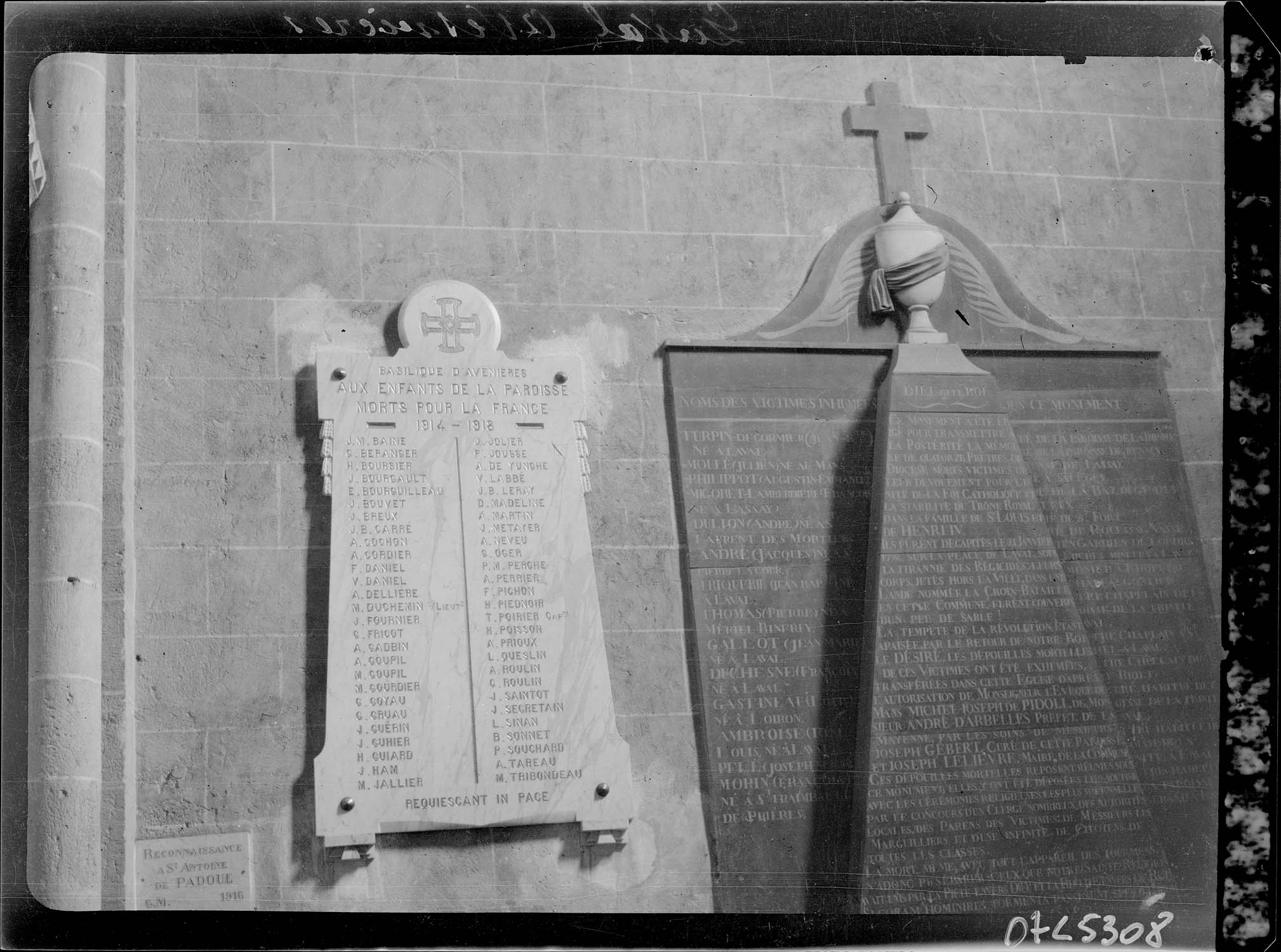 Plaques commémoratives aux morts de la guerre 1914-1918 et liste des personnes inhumées dans l'église