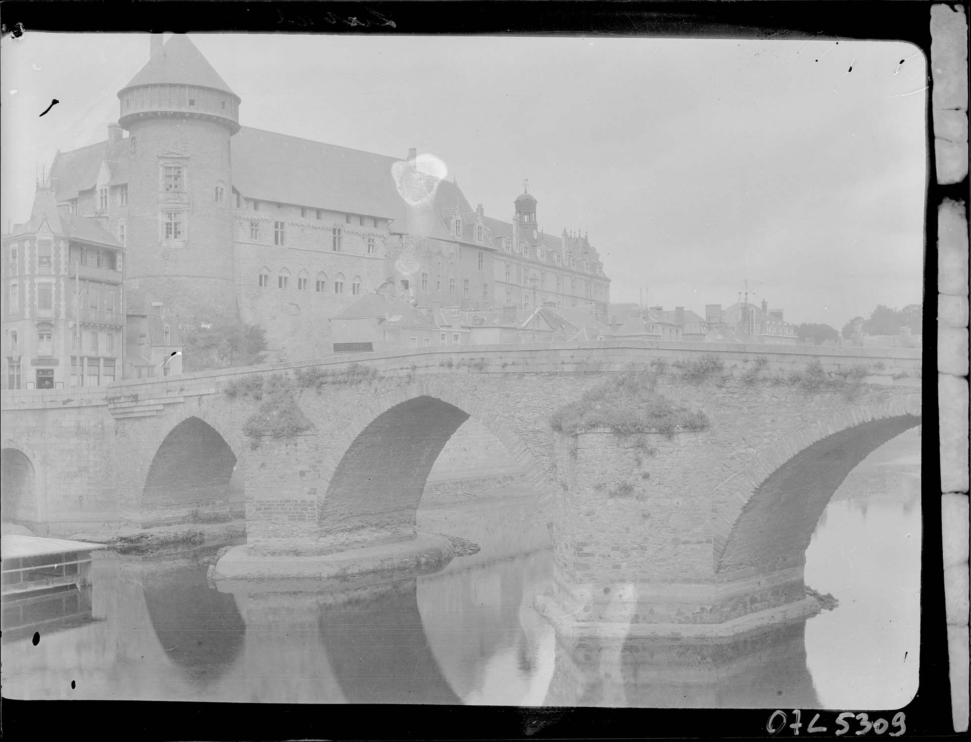 Pont-Vieux au premier plan, donjon et façade du château à l'arrière-plan