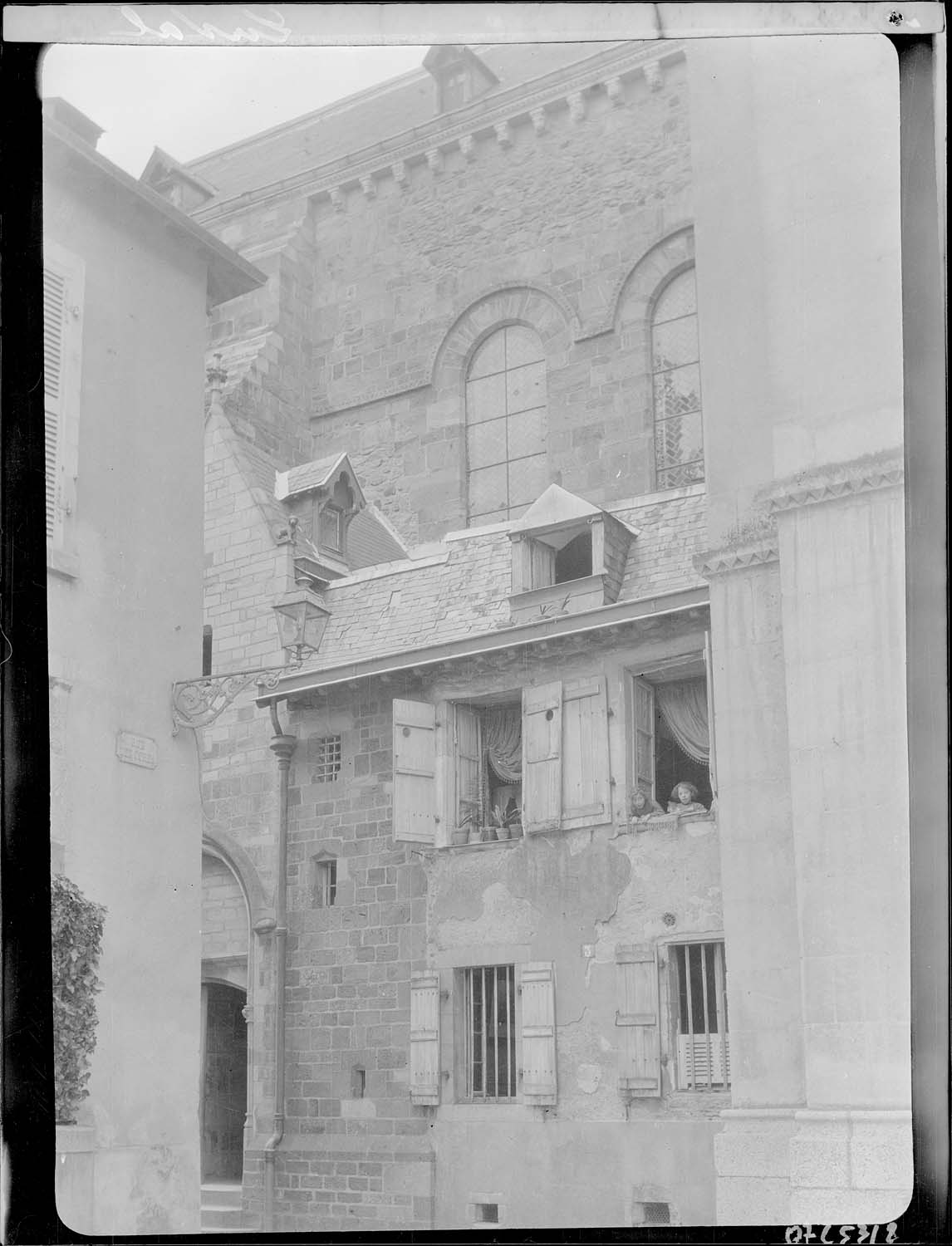 Maison au pied de la façade sud de la Cathédrale de la Trinité