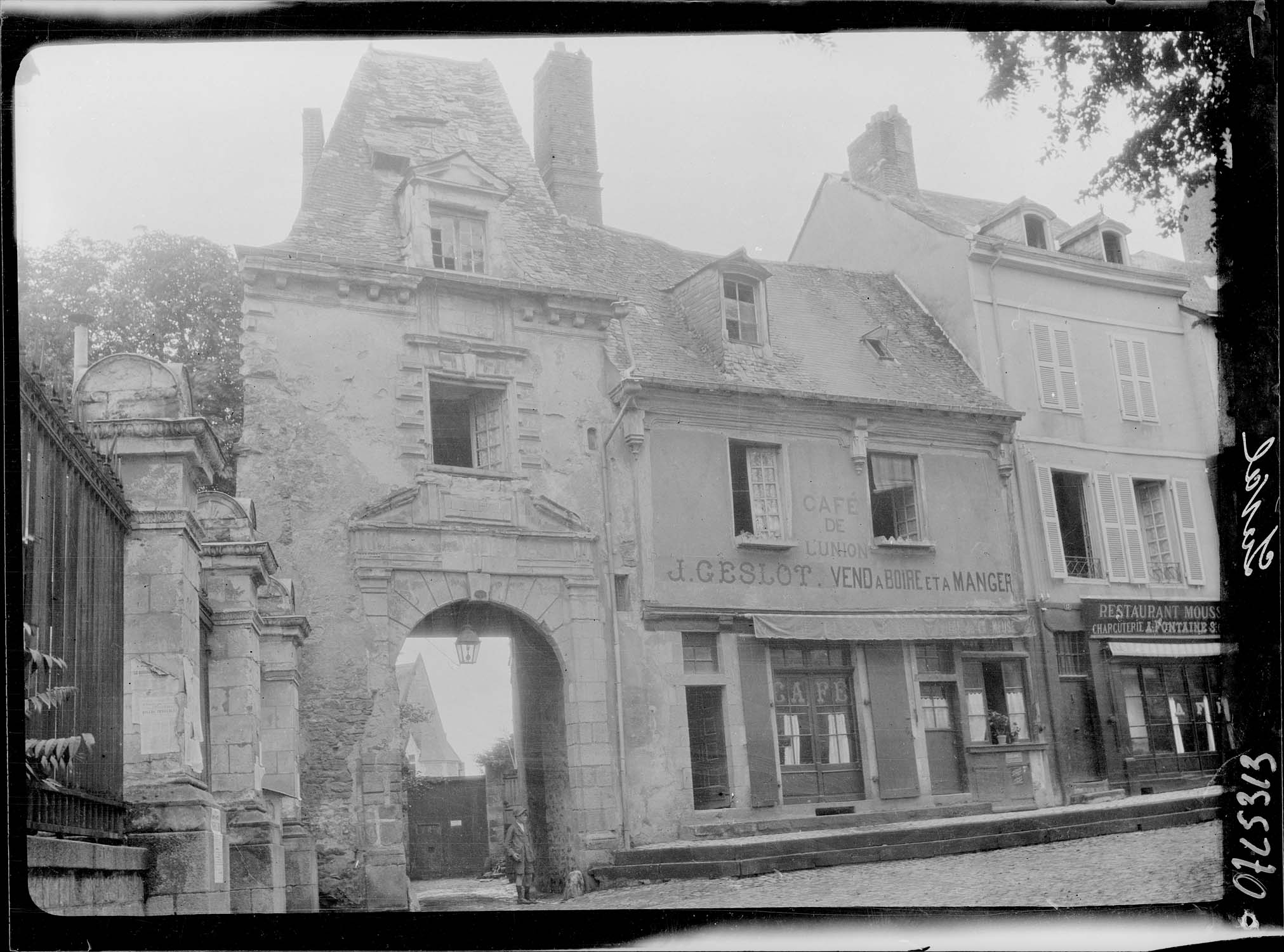 Façade du pavillon. La partie à pans de bois date du XVIe, le rez-de-chaussée modifié du XVIIIe