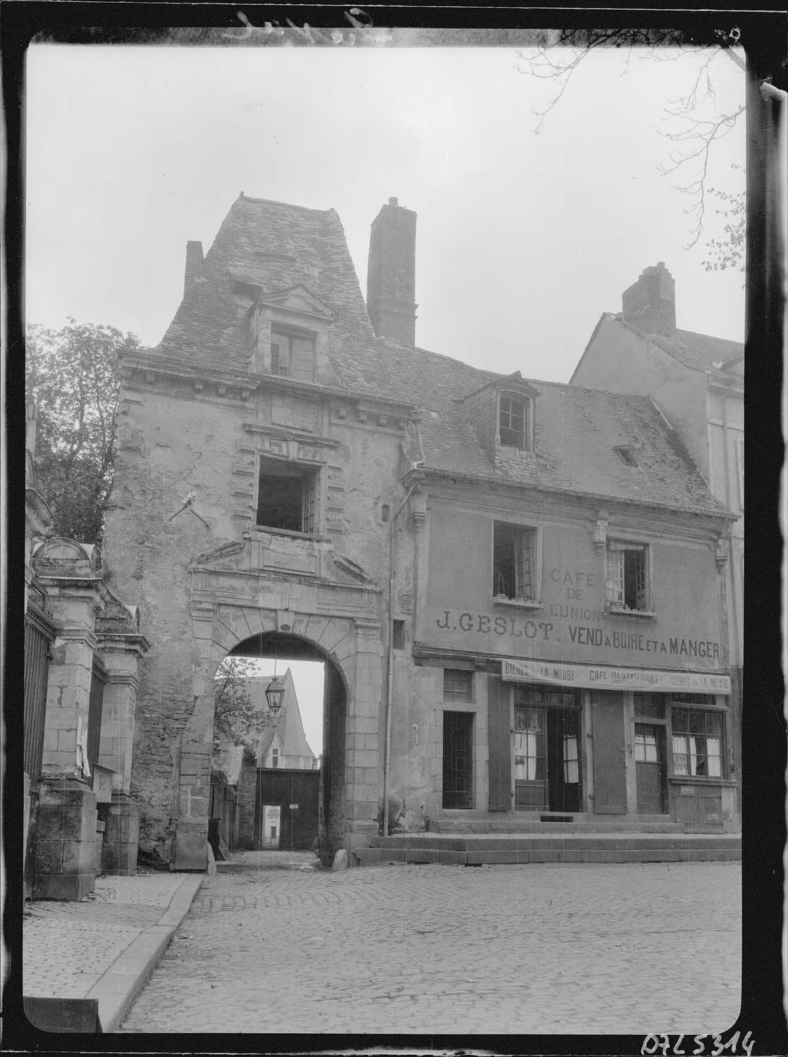 Façade du pavillon. La partie à pans de bois date du XVIe, le rez-de-chaussée modifié du XVIIIe