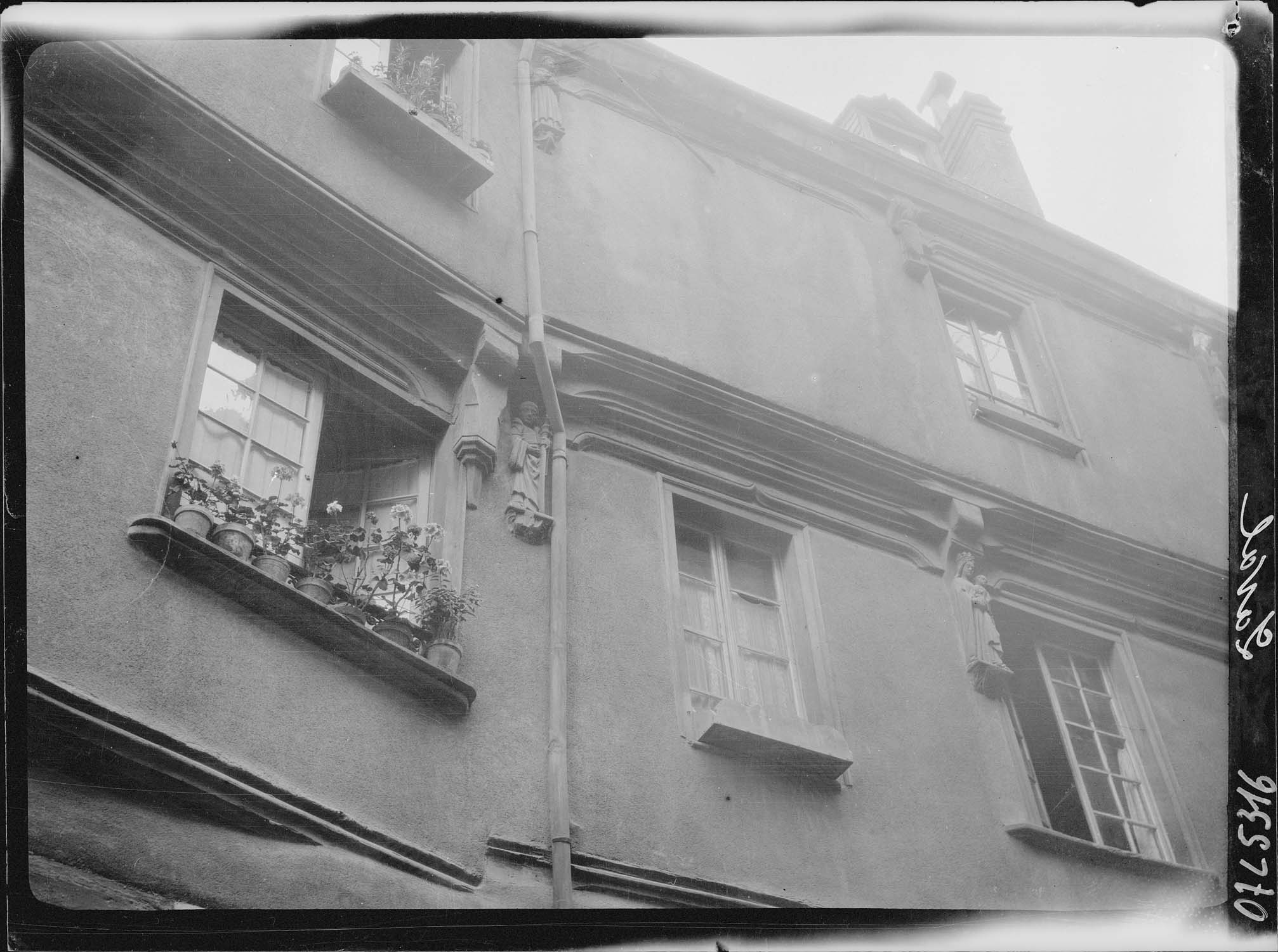 Détail de l'angle entre les deux maisons