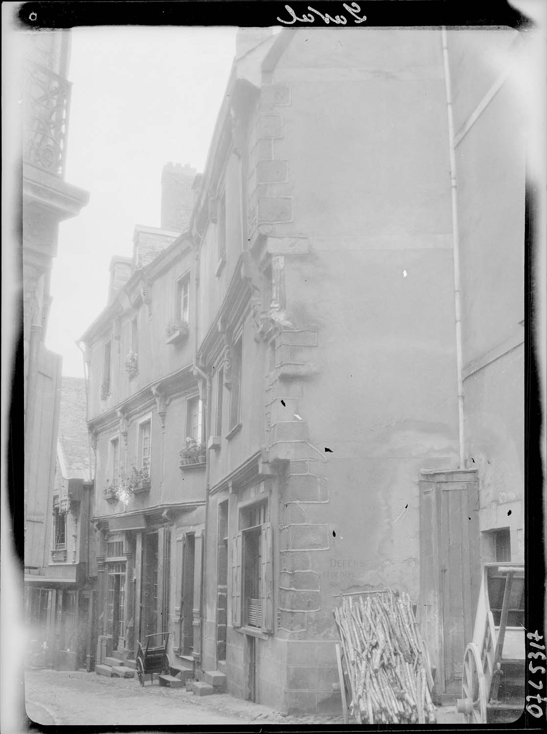 Façades sur rue, vue du haut de la rue