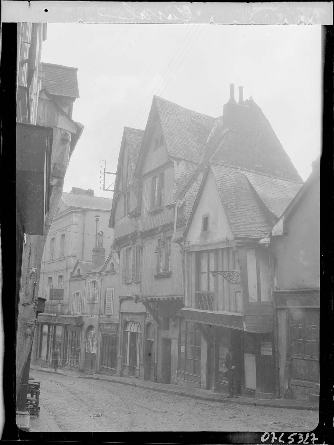 Vue générale en contre-plongée de la Grande-Rue au niveau du 31