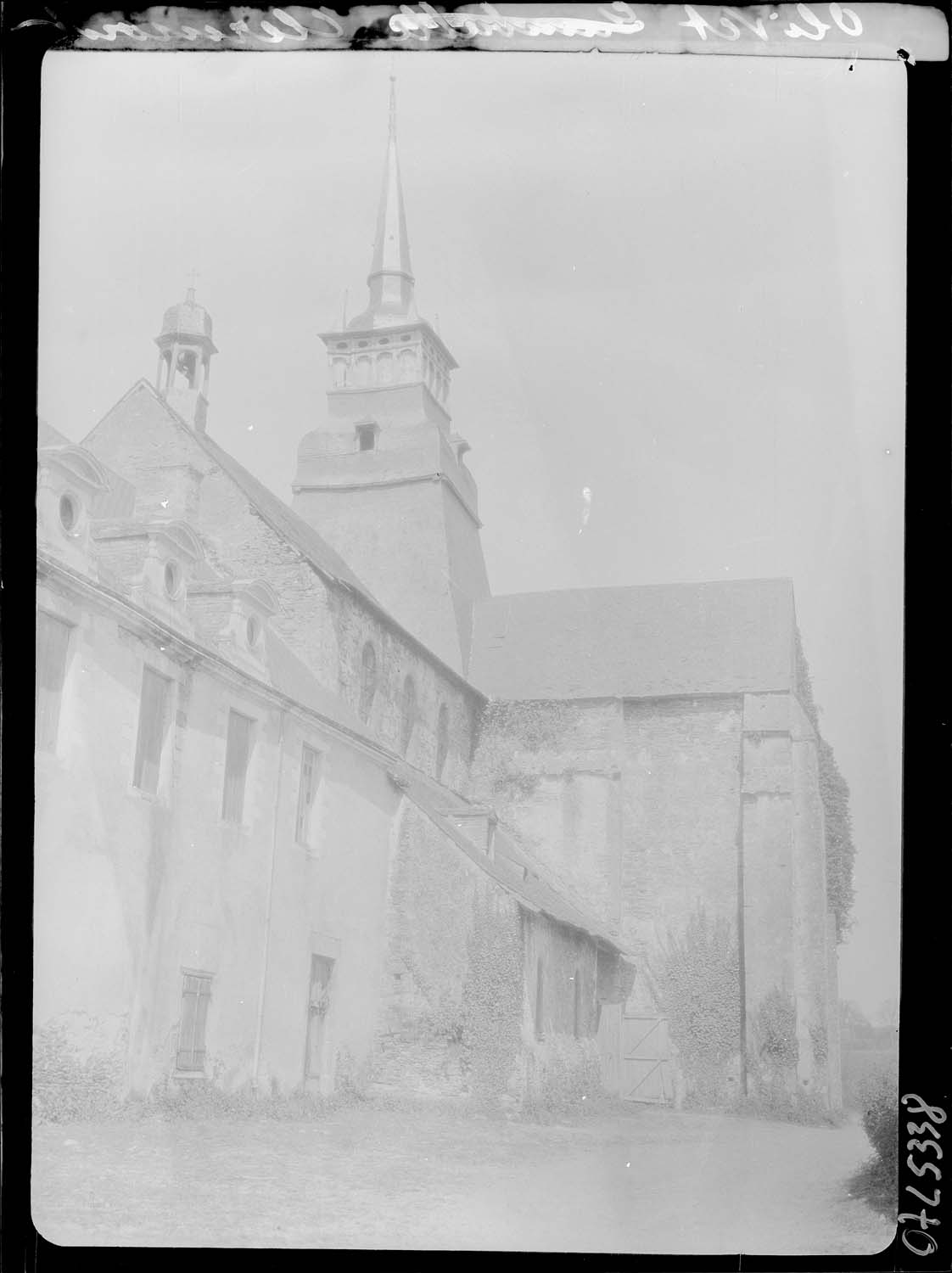 Vue de la façade d'un bâtiment conventuel et de l'église abbatiale