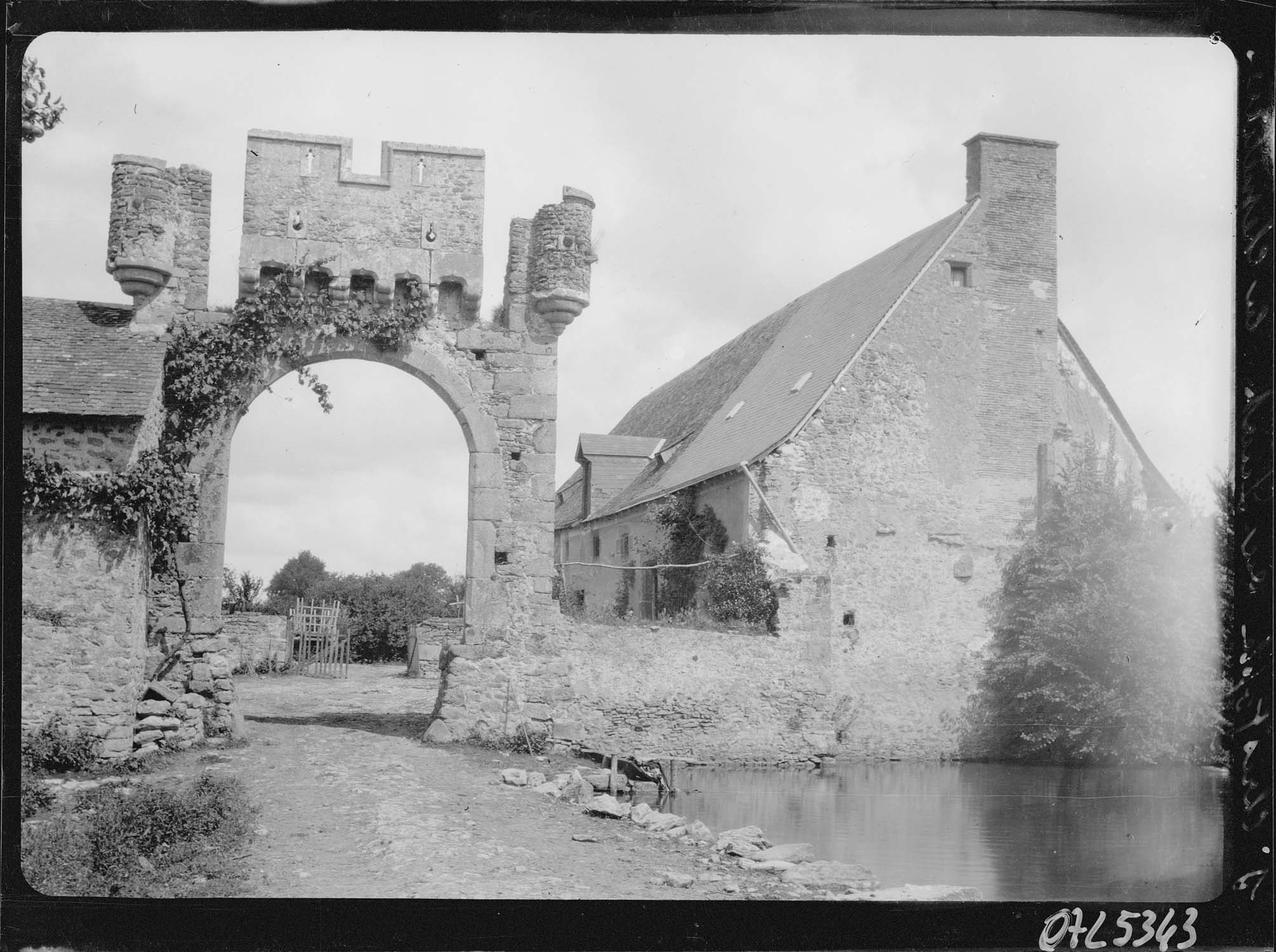 Porte fortifiée et bâtiment à gauche de la porte