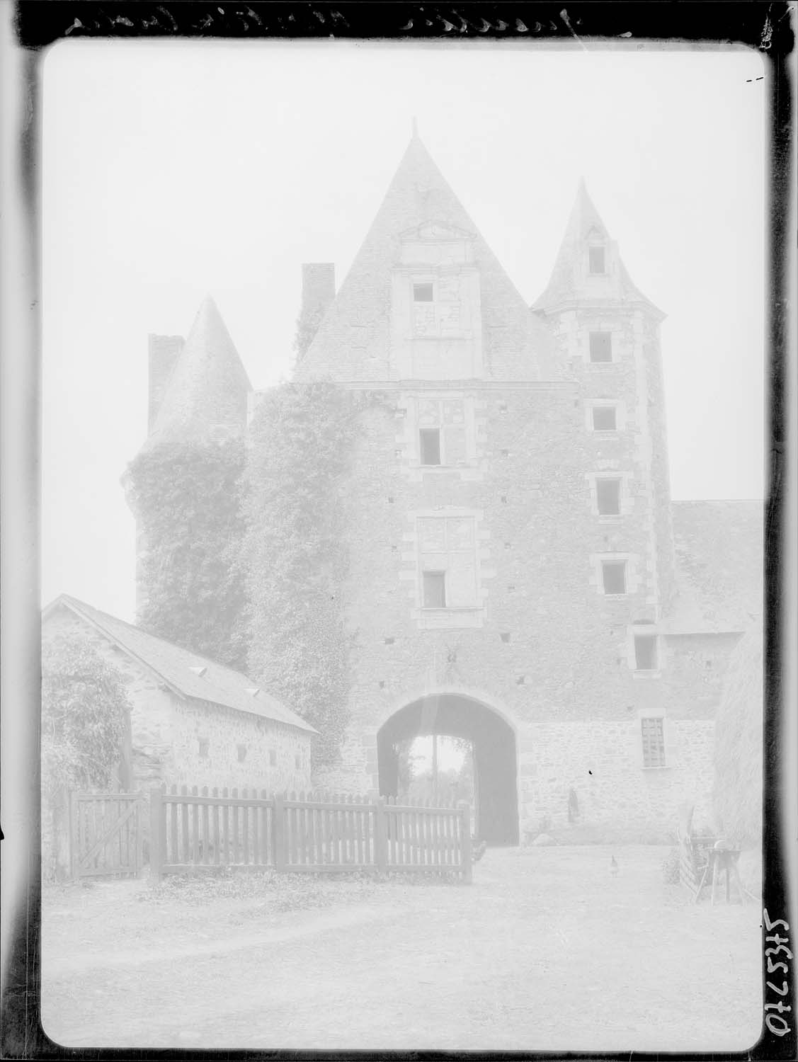 Porte d'entrée : façade est, côté cour