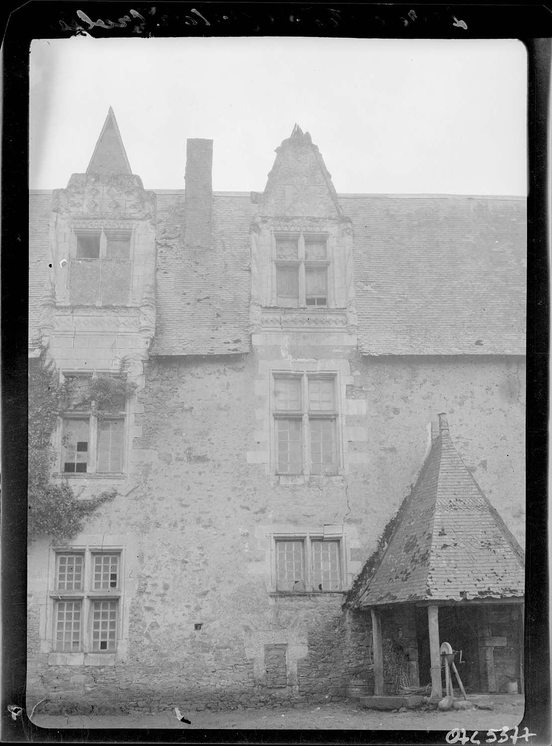 Corps de logis, façade principale côté cour, détail du porche