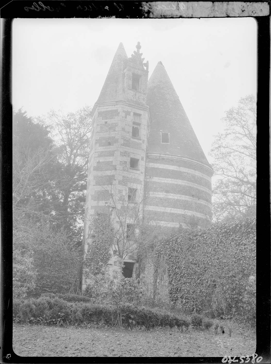 Tour d'enceinte à l'angle sud-est