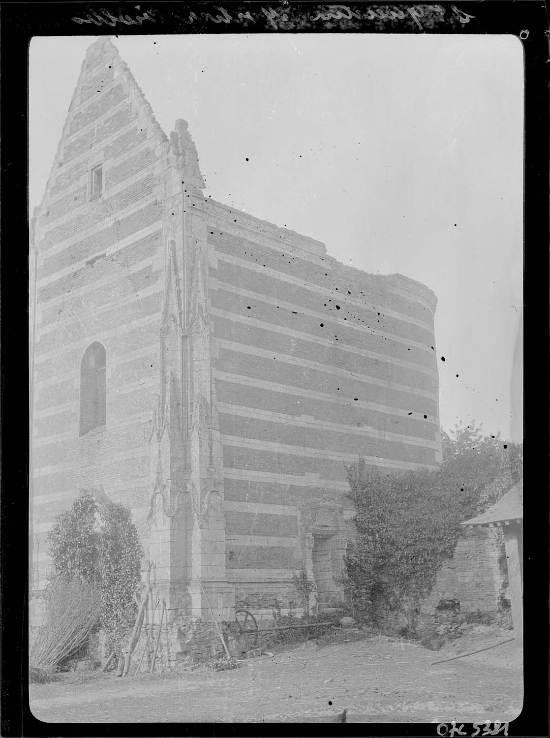 Chapelle en ruines : ensemble extérieur sud