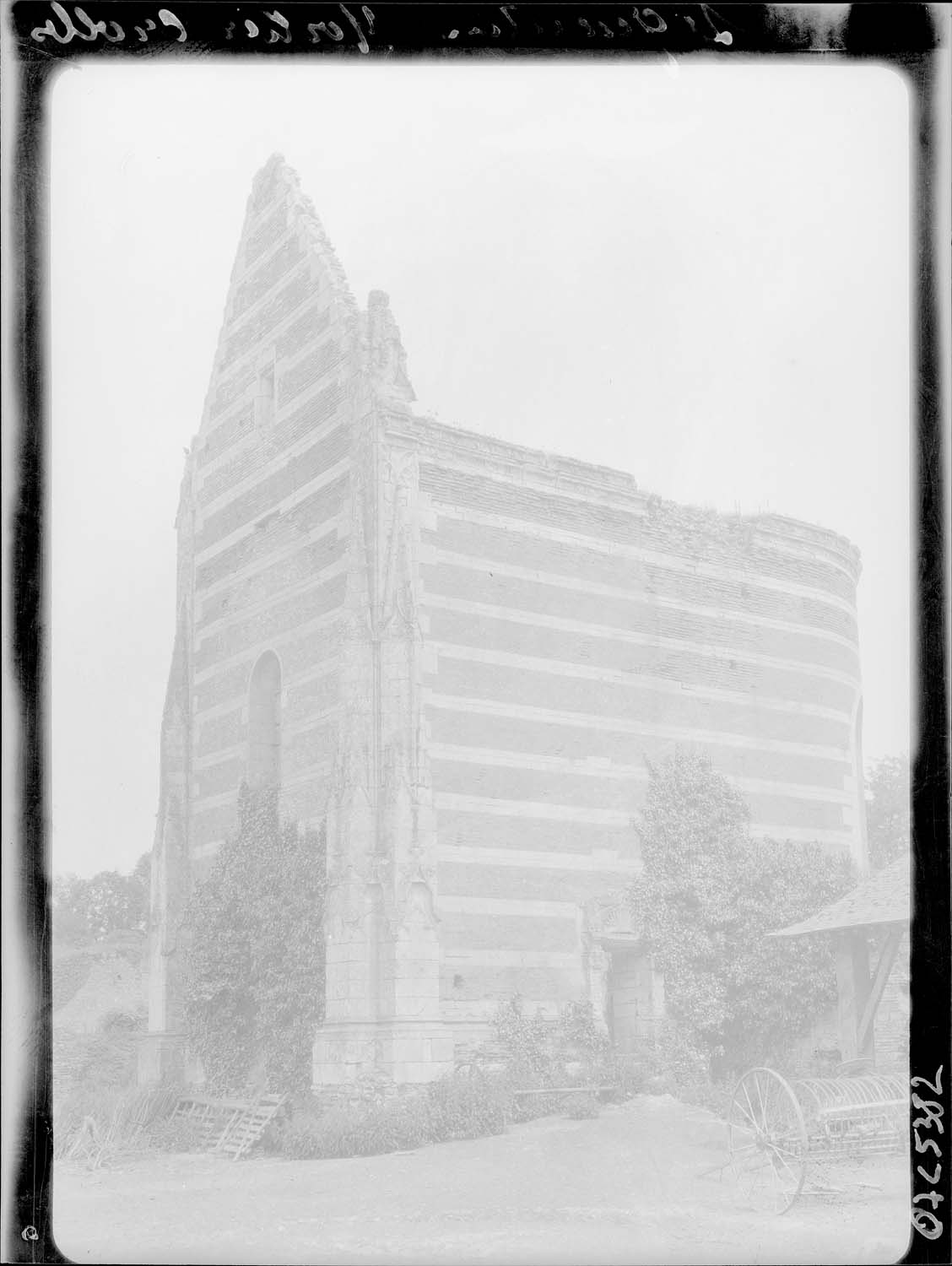 Chapelle en ruines : ensemble extérieur sud