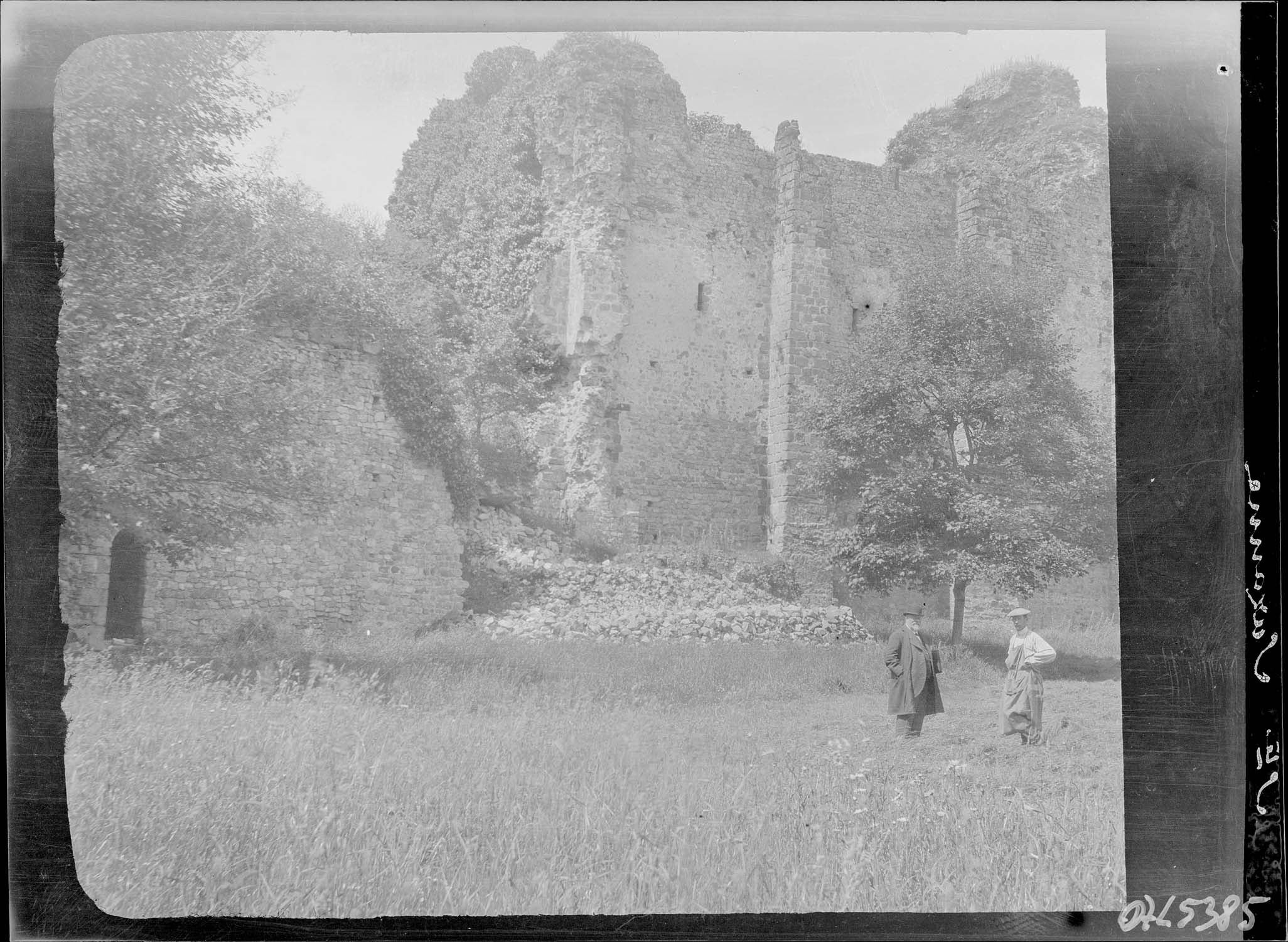 Donjon : vue extérieure en ruines