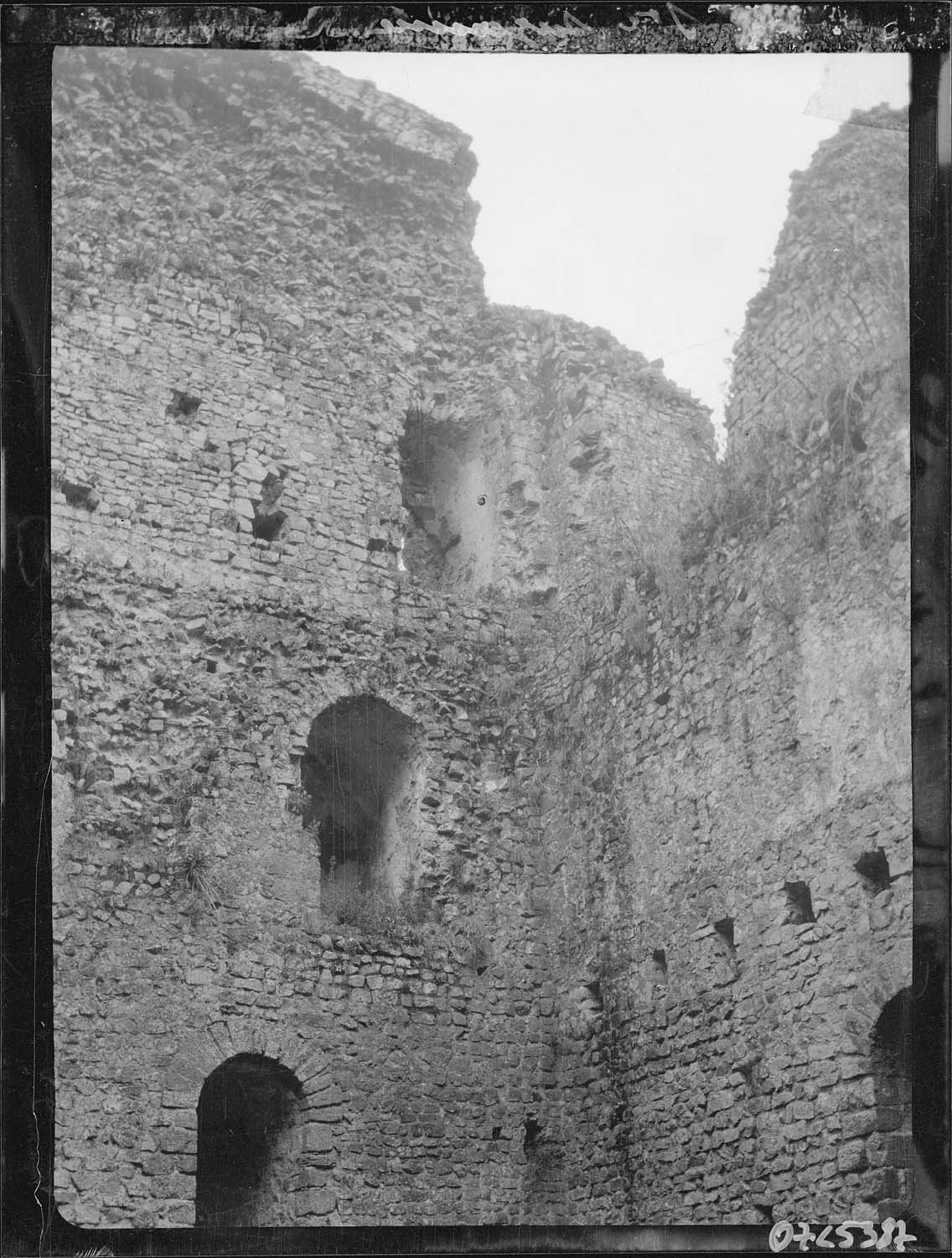 Donjon : vue de l'intérieur en ruines