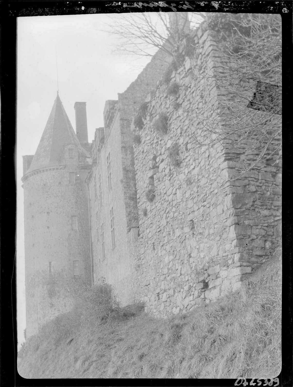 Corps de logis : façade sud vue depuis l'angle sud-est ; tour