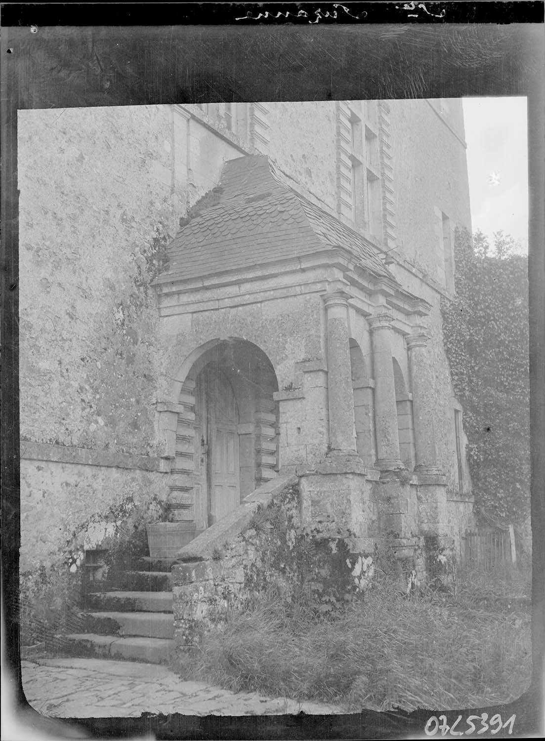 Corps de logis, façade nord : porche d'entrée