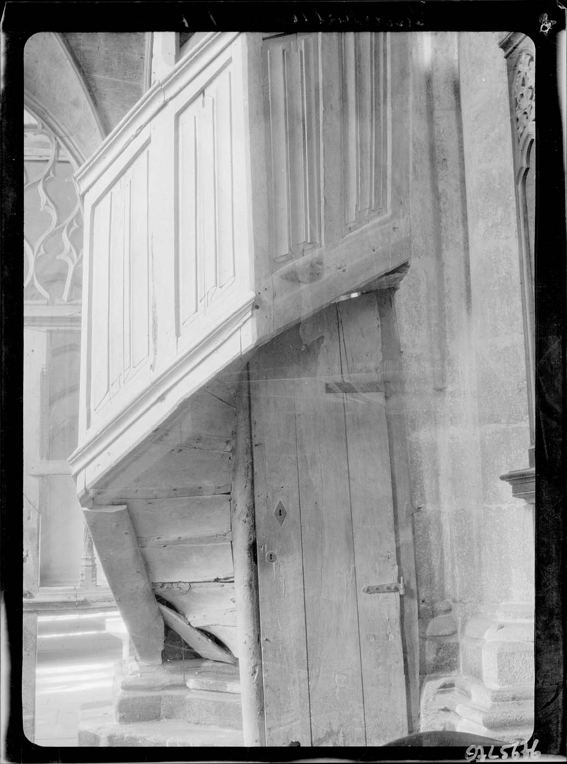 Escalier d'accès à la tribune d'orgue