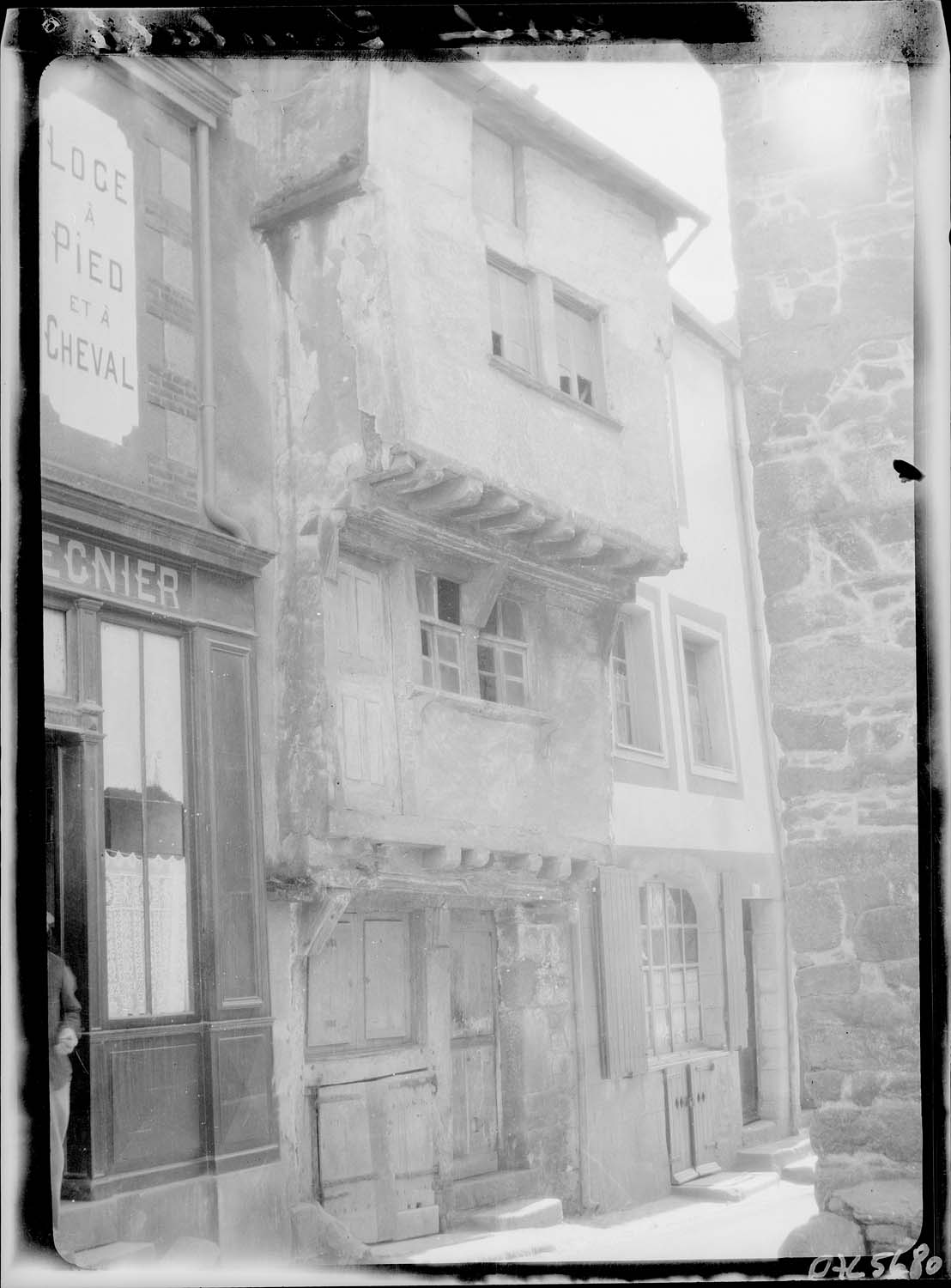Façade en surplomb sur rue