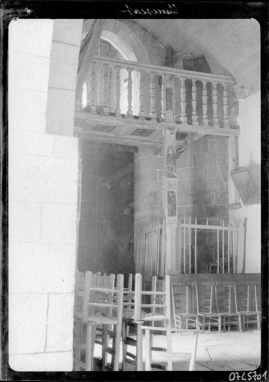 Tribune, deux pieds verticaux très élevés soutiennent la tribune dont la rampe est composée de balustres. Chacun de ces piliers est décoré, du côté de la nef, de trois motifs Renaissance