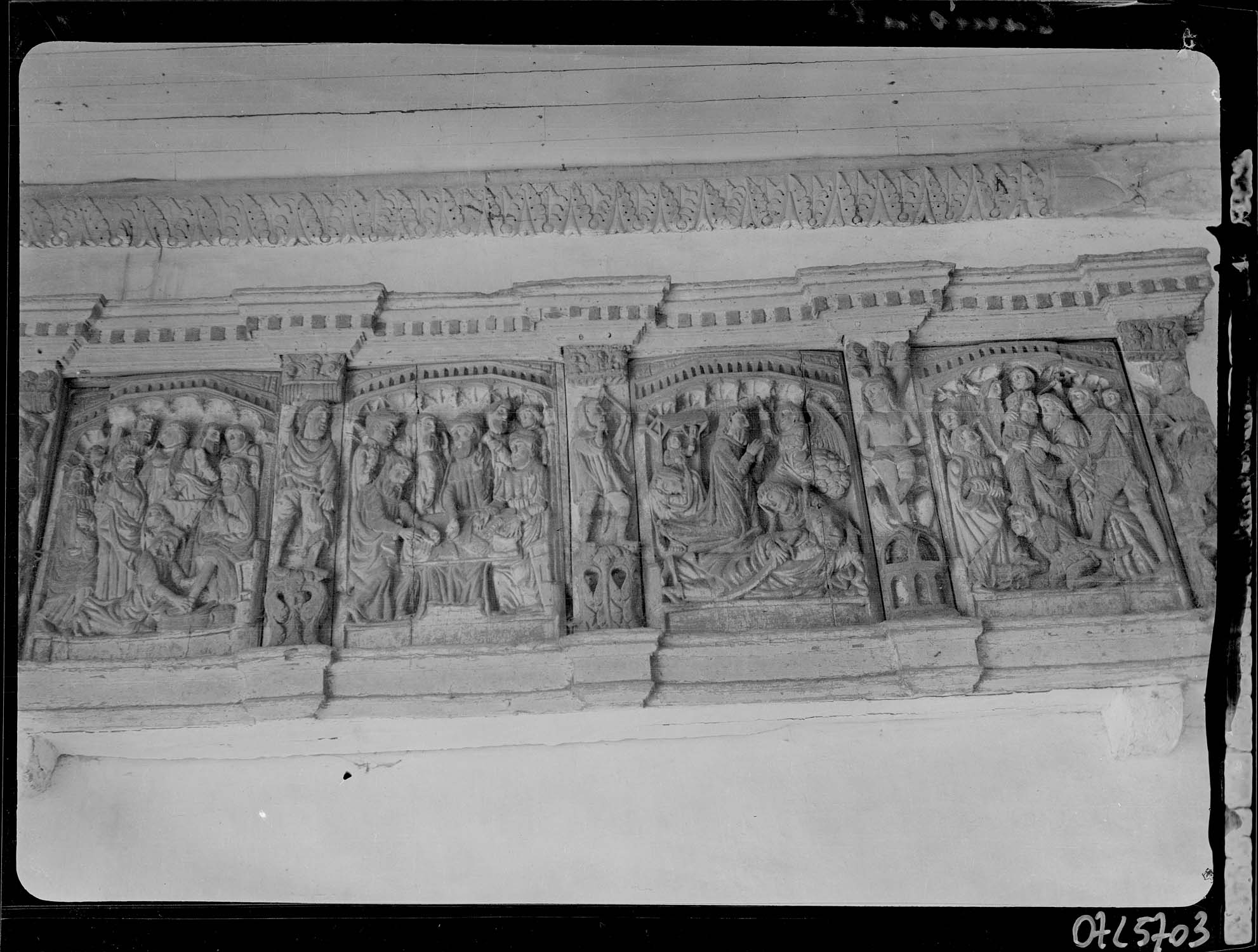 Bas-relief, provenant de l'ancienne église, représentant les scènes de la passion