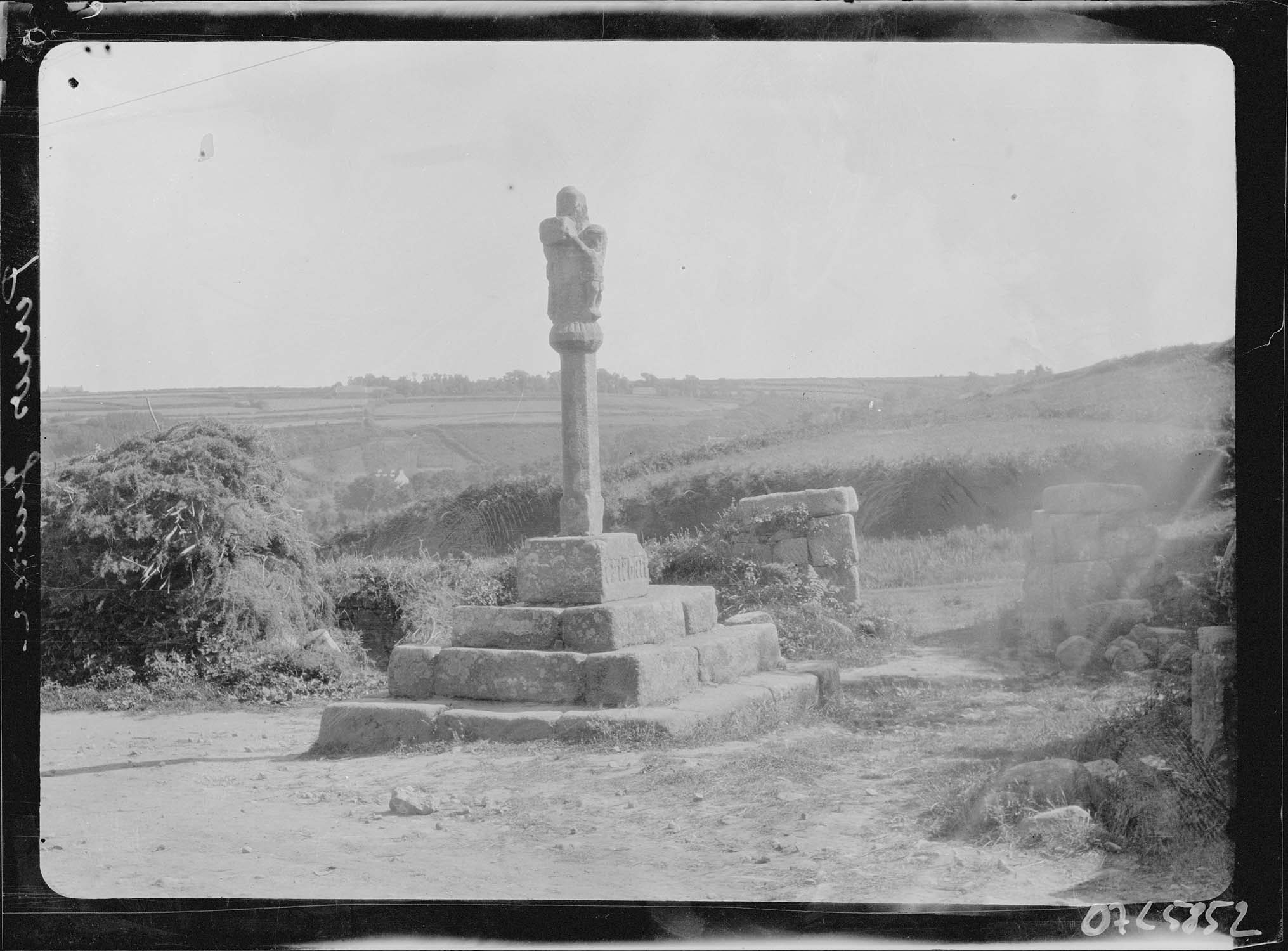 Croix située sur la hauteur dominant la plage de Trestraou