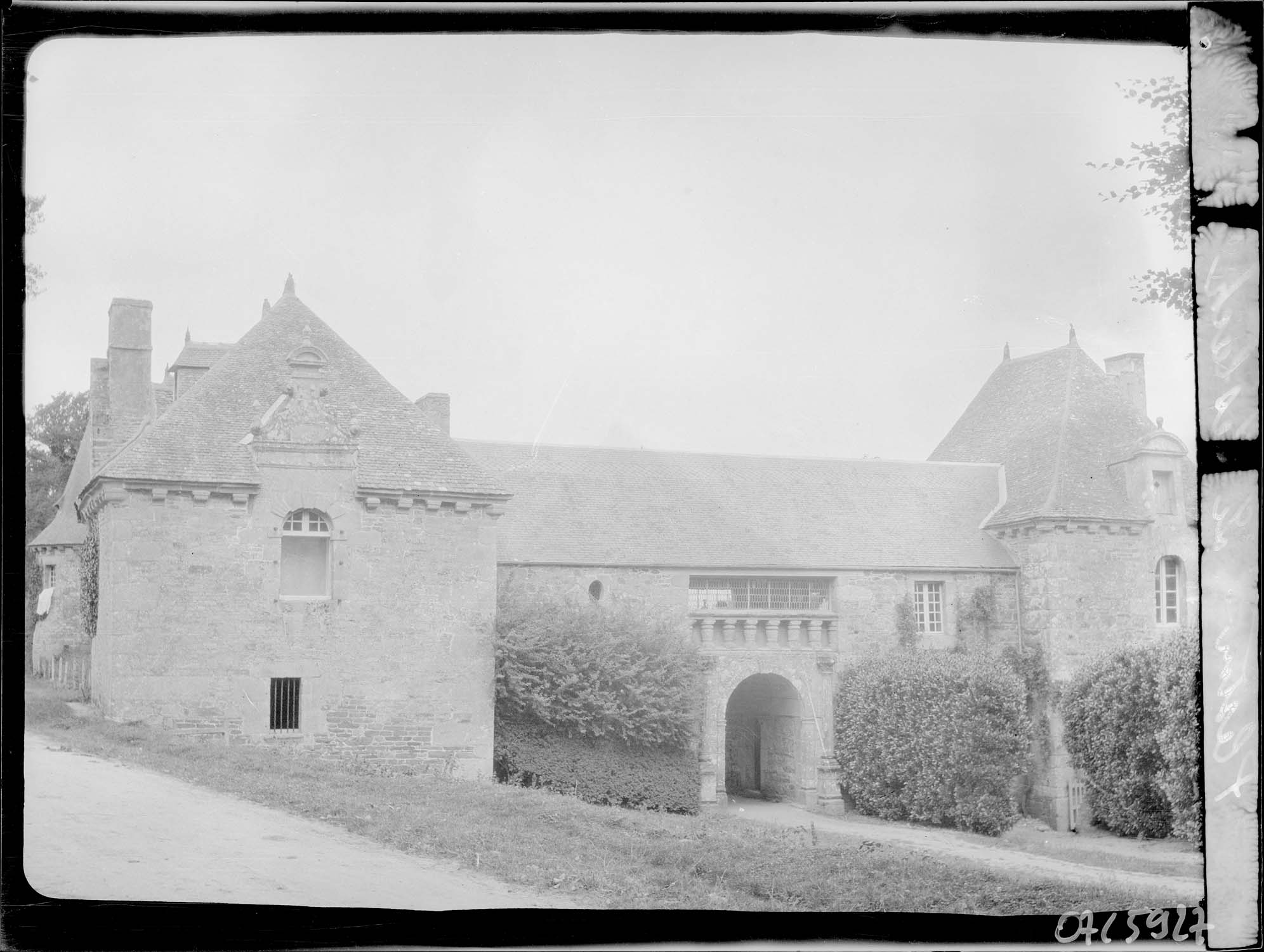 Entrée dans le mur d'enceinte