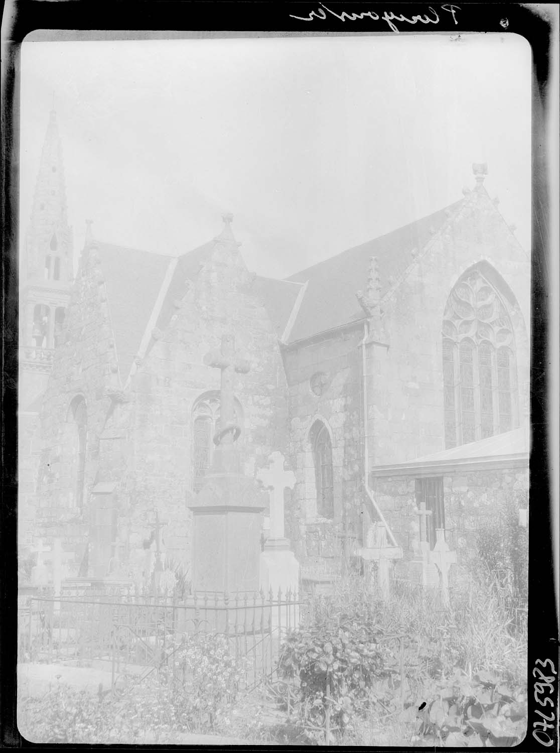 Croix de cimetière et église