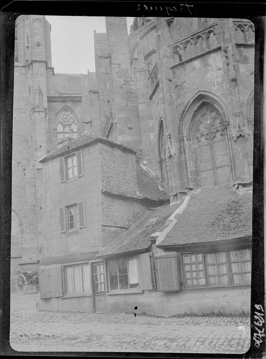 Maison au pied de l'abside au sud-est