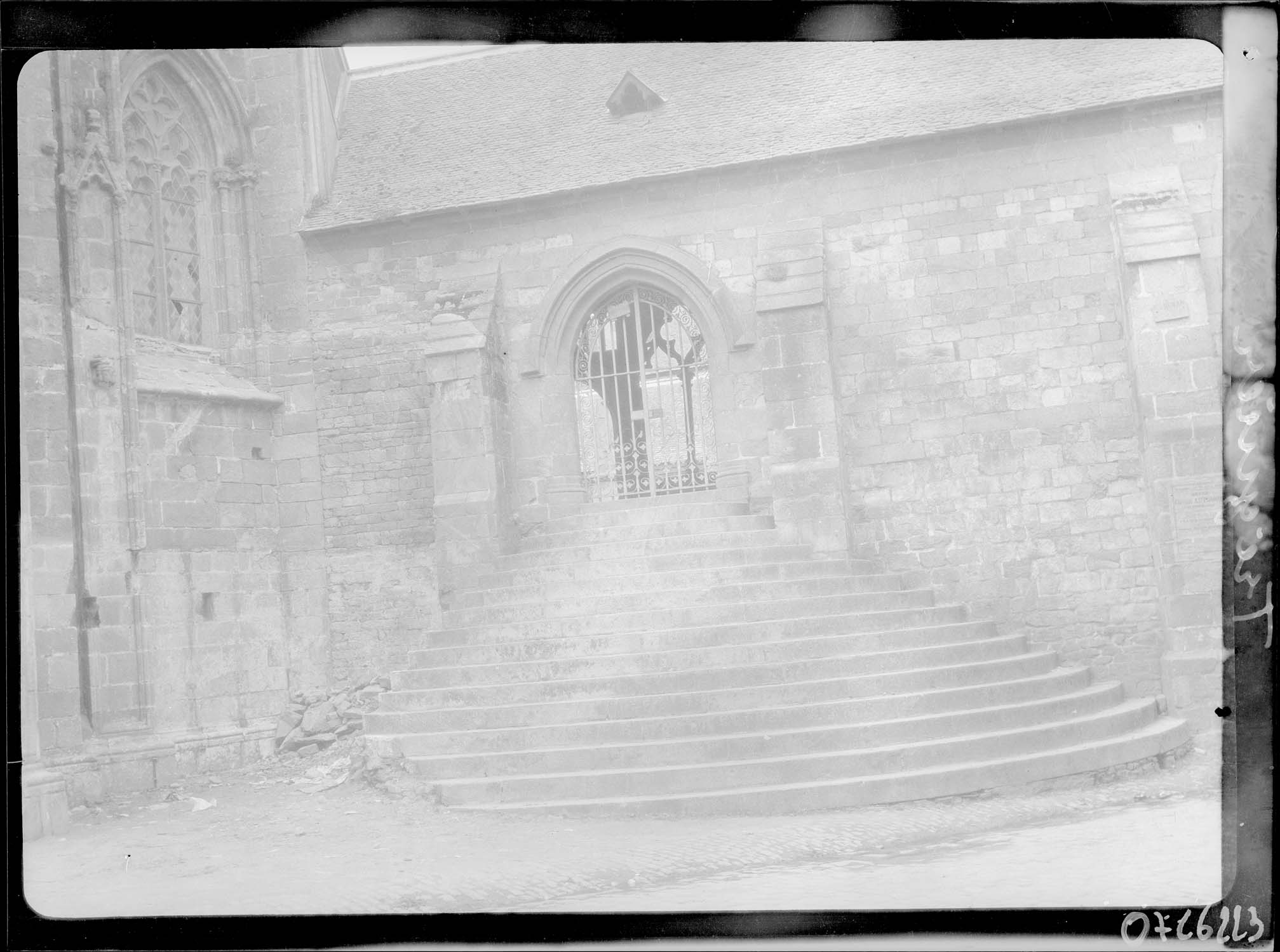 Escalier de l'entrée du cloître, côté rue Renan