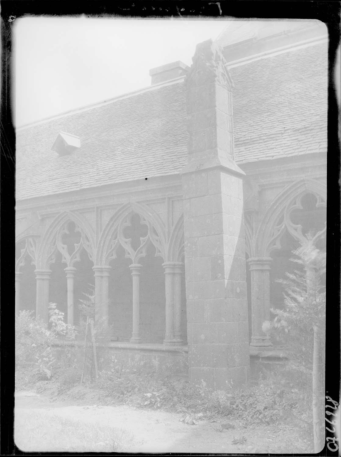 Détail de la galerie du cloître, vue du jardin